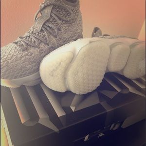 Grey lebron 15, size US 5